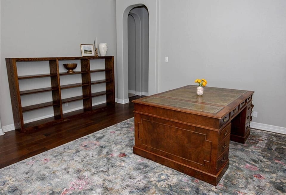 Large bonus room that can be used as a bridal dressing room or an office/study area.