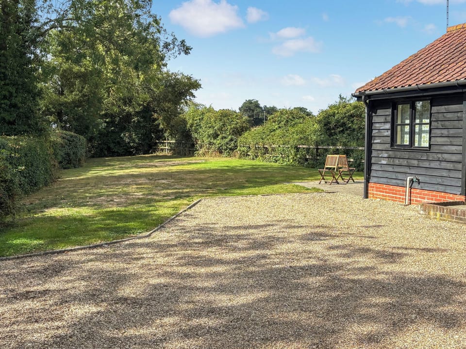 Parking and garden area next to Fushia chalet | Fushia Chalet - Framlingham Retreats, Framlingham