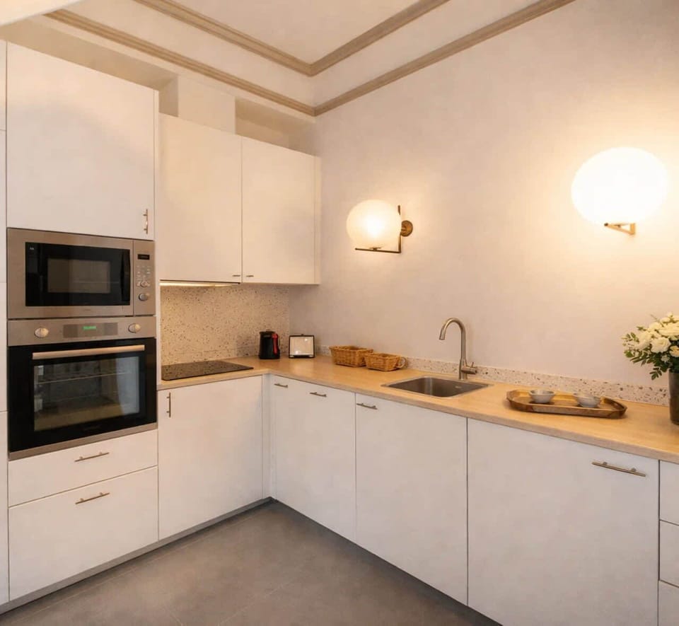Bright Dining Room Close to Parc Monceau
