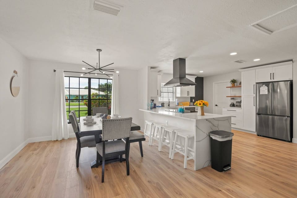 The dining table has room for 6 plus 4 more at the breakfast bar