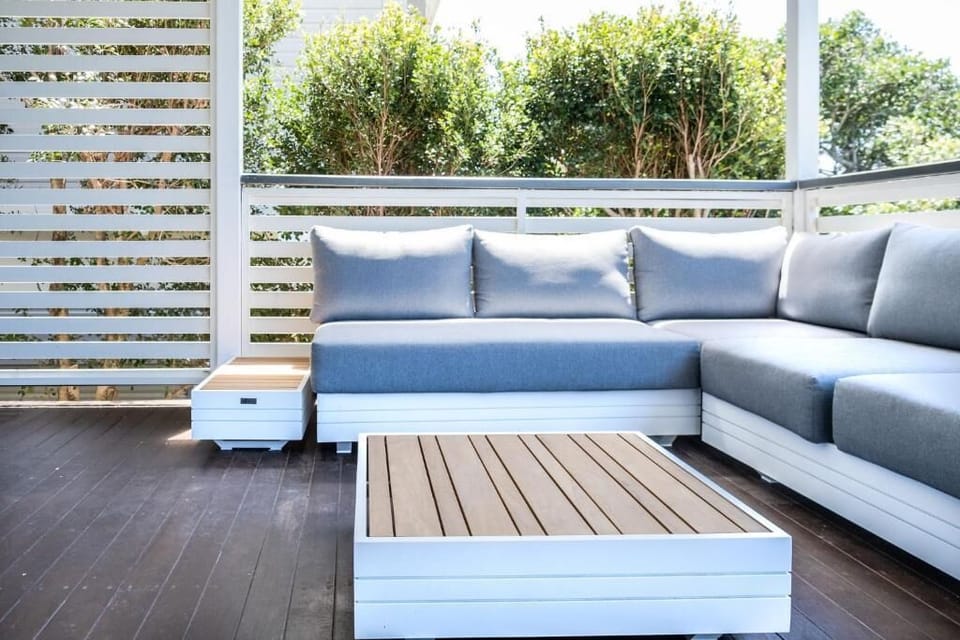 2nd level outdoor lounge