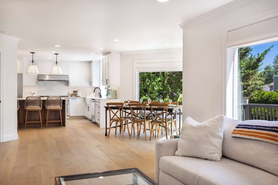 Spacious open kitchen and dining area – Modern appliances, breakfast bar seating, and a dining table for group meals.