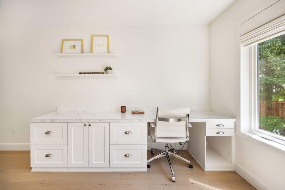 Private desk nook – A quiet corner desk overlooking the garden, perfect for focus and creativity.