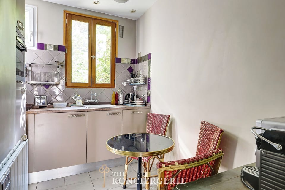 Cuisine fonctionnelle : coin petit-déjeuner, four, évier, rangements, etc.