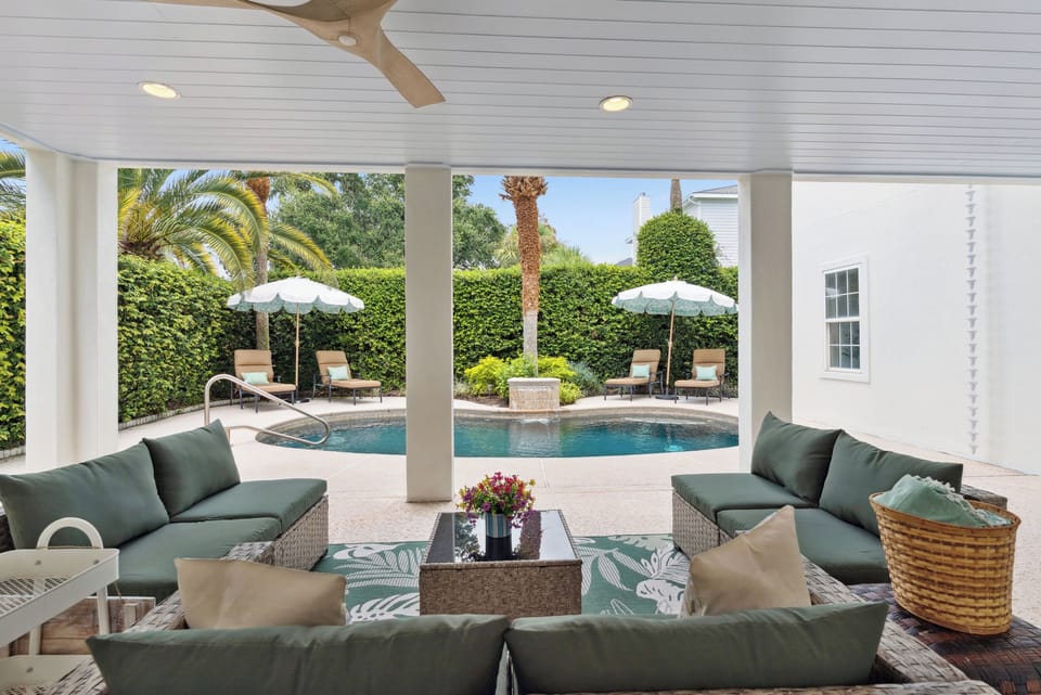 Hydrangea House - Poolside Relaxation