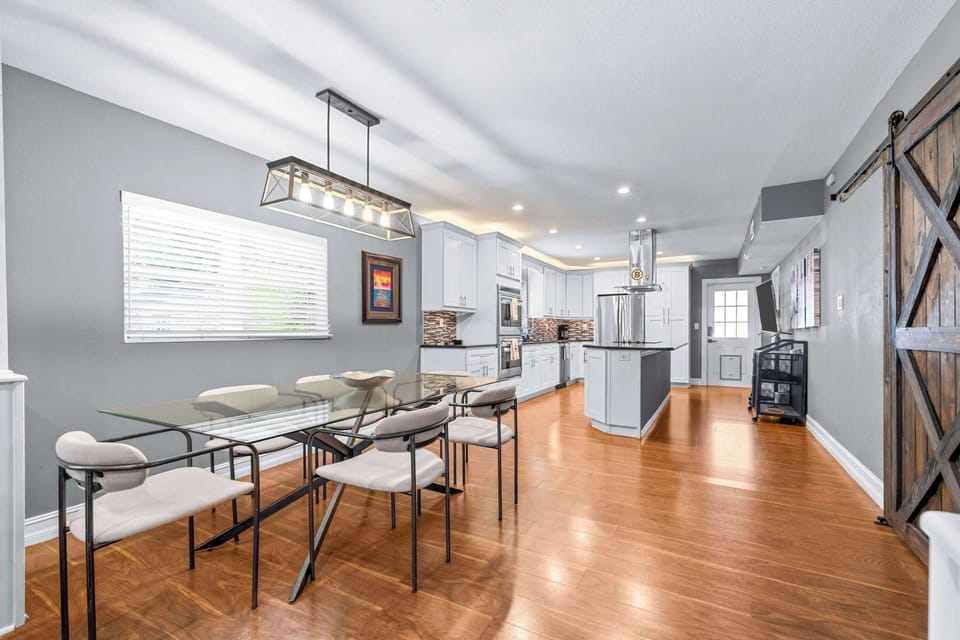 Dining area with seating for 6