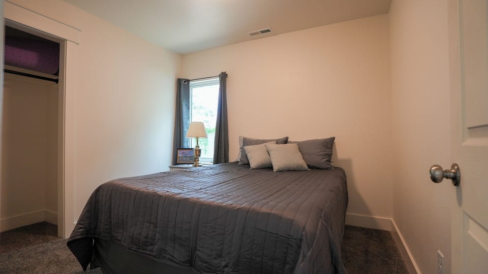 Bedroom - Queen Bed 