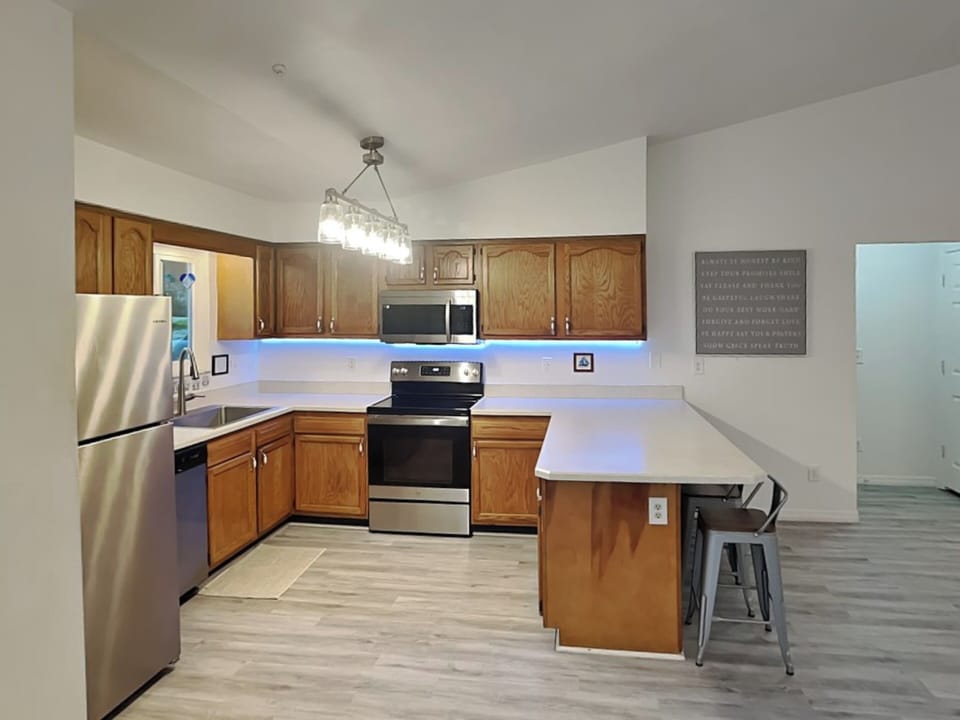 Fully Equipped Kitchen with Breakfast Bar