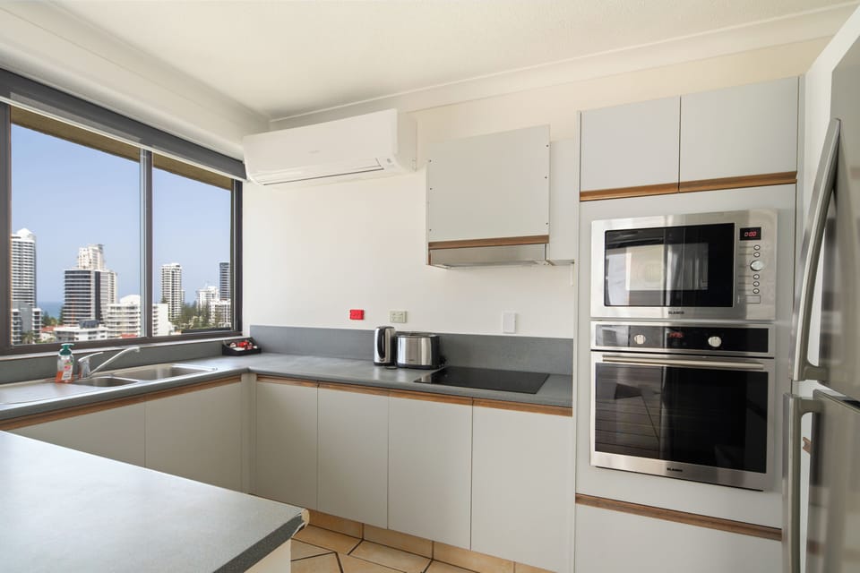 Cook up your favourites in the full kitchen with an oven, microwave, stovetop, dishwasher, and sweeping city views.