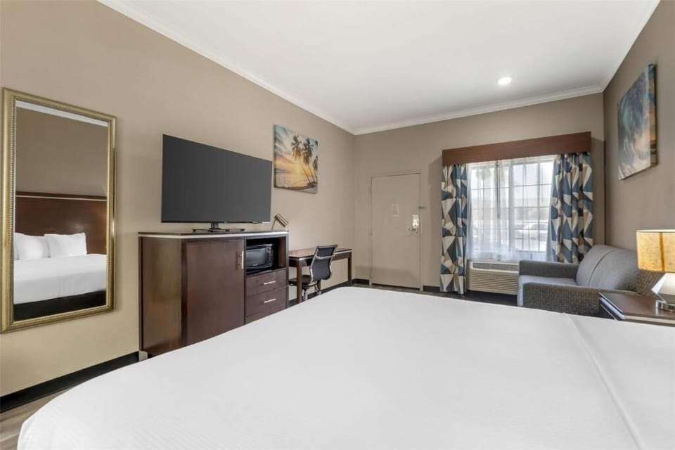 Plan tomorrow’s adventure at the desk, then lounge in comfort.