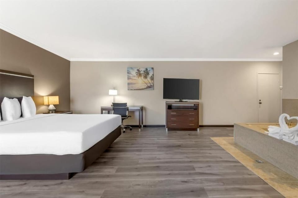 King Bed with Whirlpool