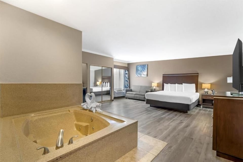 King Bed with Whirlpool