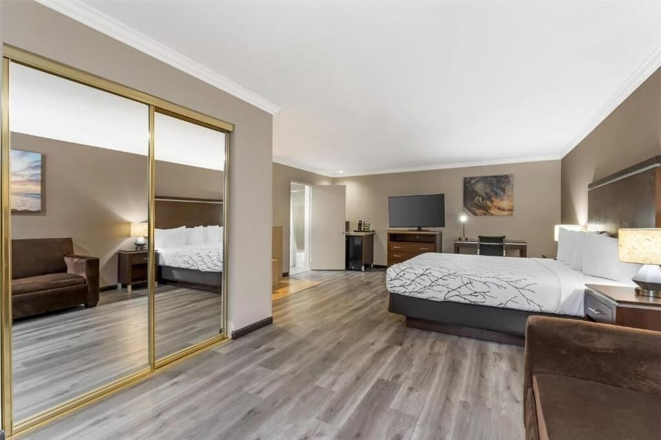 King Bed with Whirlpool