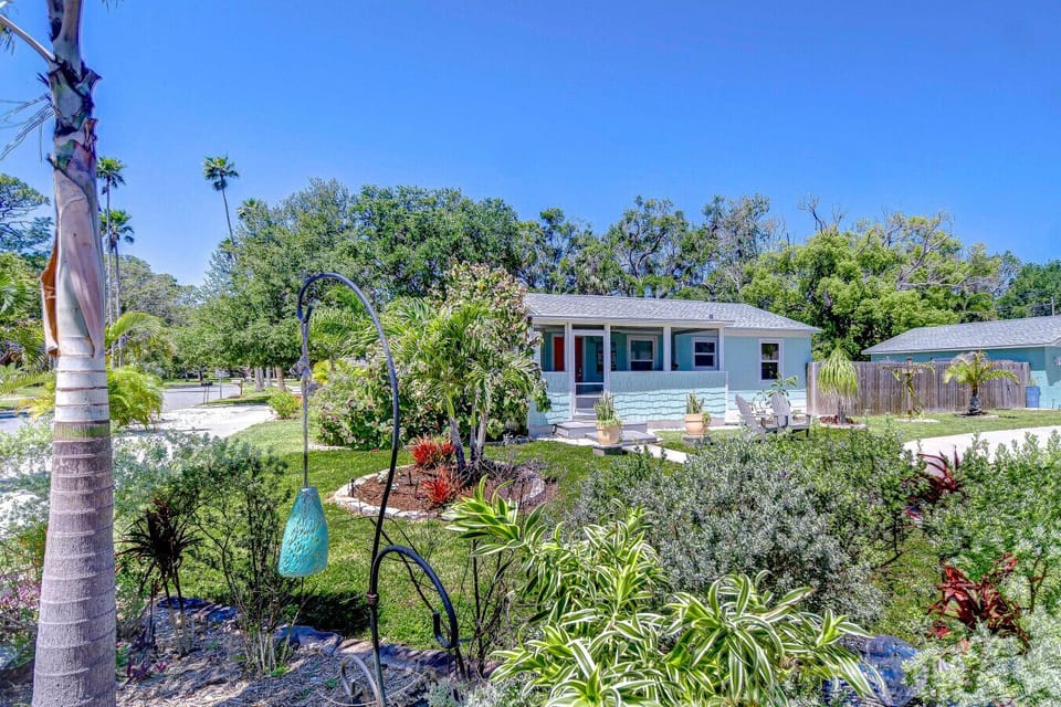 Welcome to the sweet bungalow known as The Citrus Haven in the heart of Dunedin, a short 5 minute bike ride to downtown