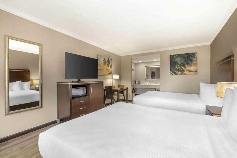 Unit with two queen beds