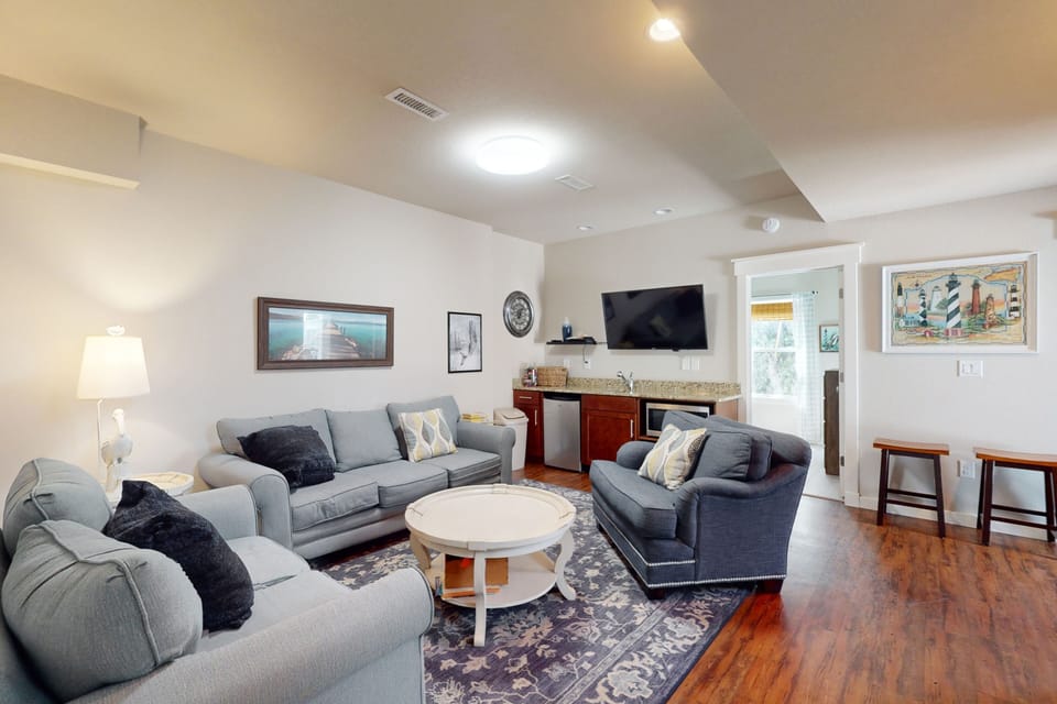 CB27: Never Ending Shorey | Living area | ground level