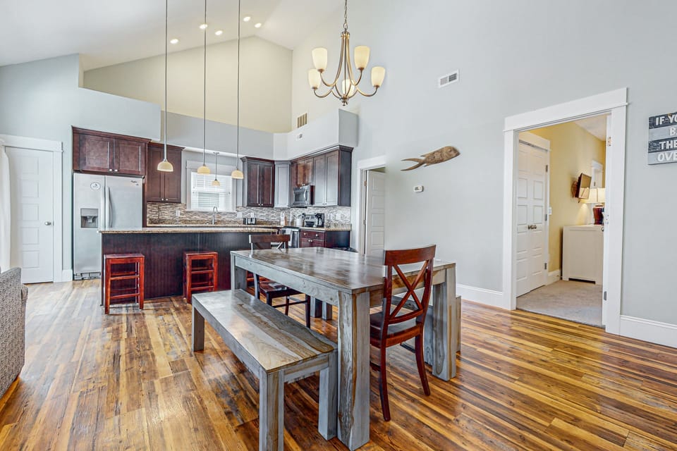 BV1092A: Hola Beaches | Dining area