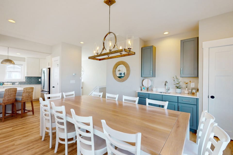 M993: Aqua Sol | Top Level Dining Area
