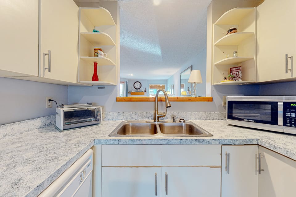 DU013: Flip Flops Inn | Kitchen