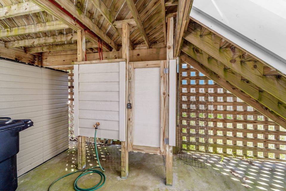 KDS0200: Chillin' Time | Outdoor Shower