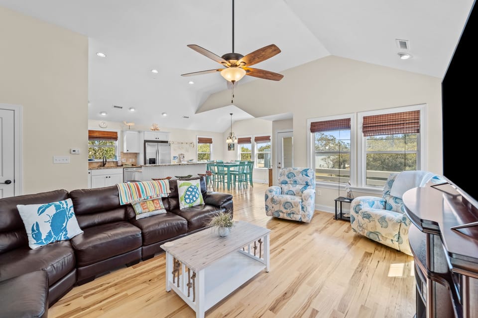 KDS0200: Chillin' Time | Top Level Living Area