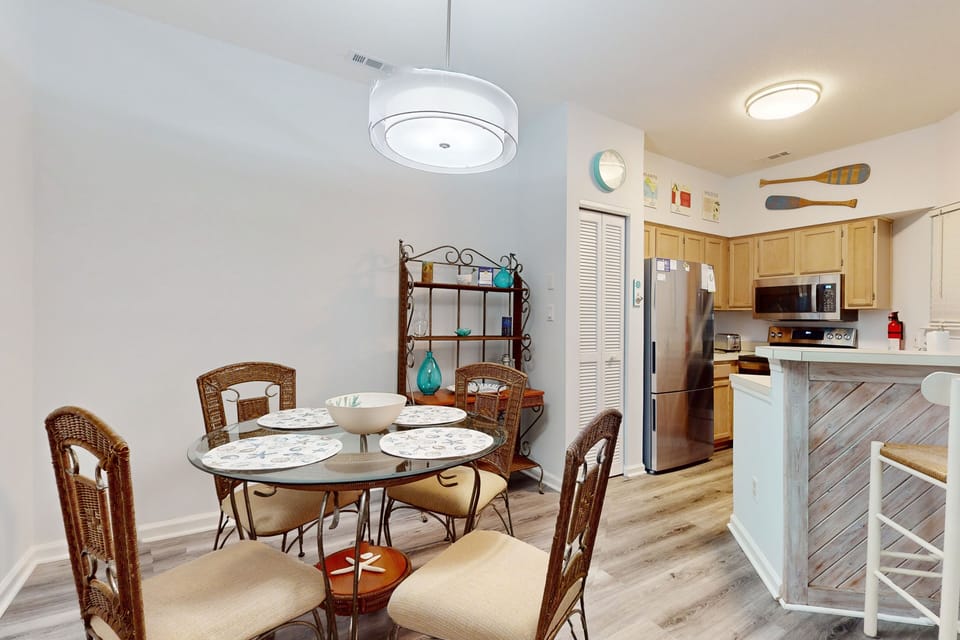 SVC308: Beacon Waves | Dining Area