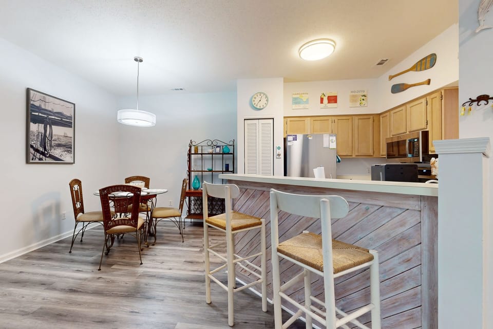 SVC308: Beacon Waves | Dining Area & Kitchen