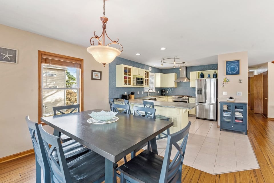 CH73: Coastal Kaleidoscope | Mid Level Dining Area