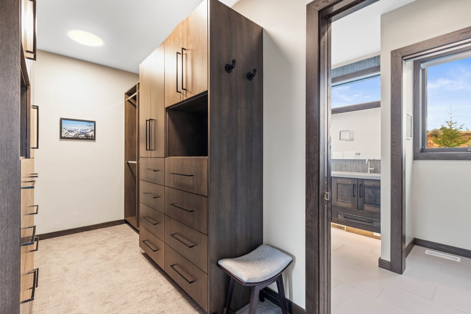 The main suite has a spacious closet and en suite bathroom.