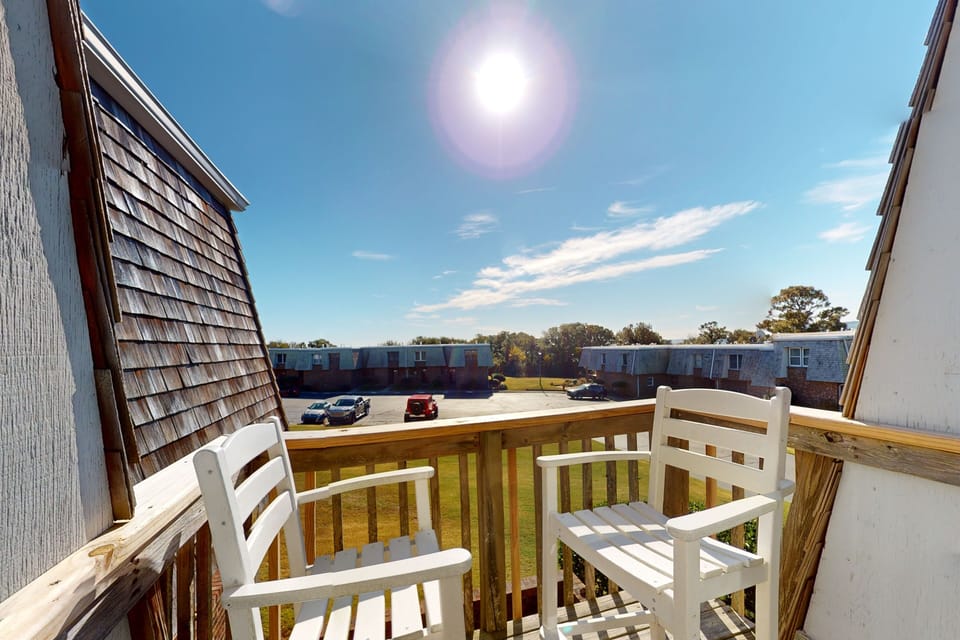 VA6: Ricos Retreat | Balcony | Seating