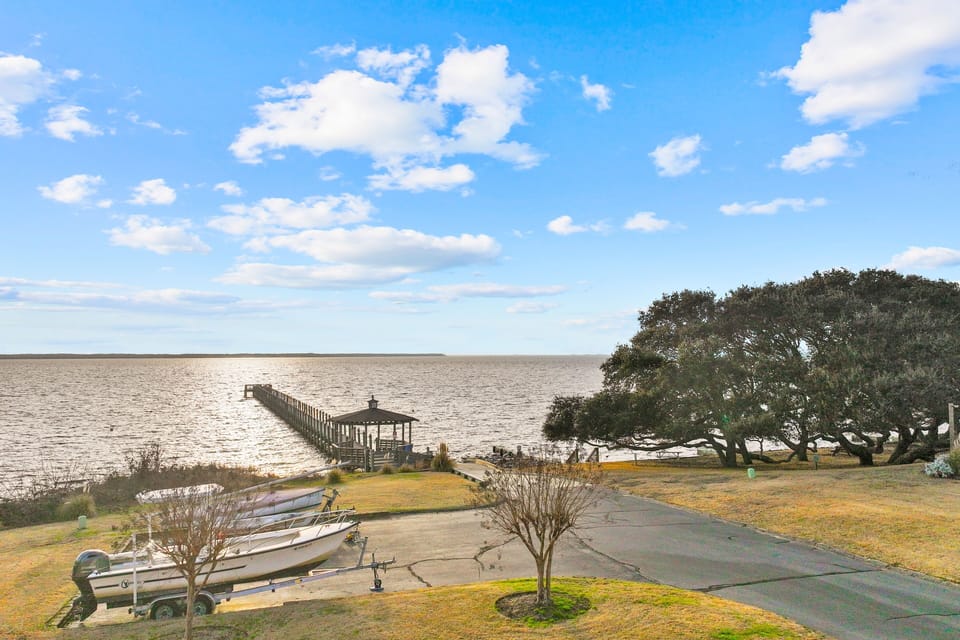 VA6: Ricos Retreat | Community pier | boat ramp