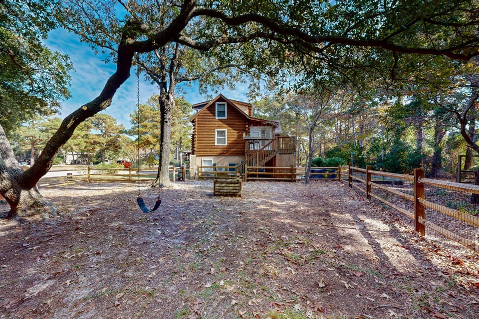 NR1362: The Log Inn | Exterior | Yard