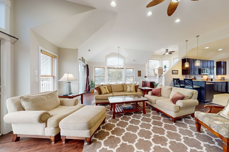 CC179: Beach Par Tee | Living area
