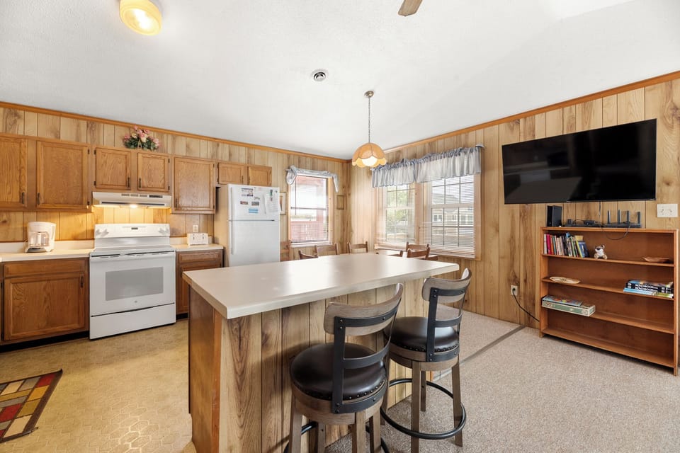 KDS0218: Serenity | Dining Area Into Kitchen