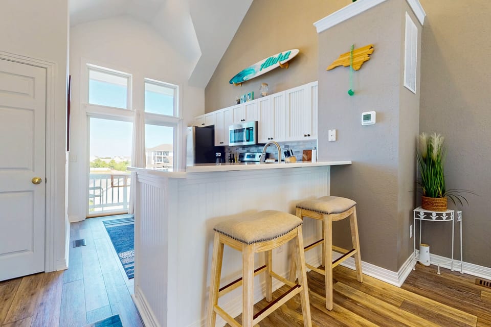BB1105: The Aloha Shack | Kitchen | Bar seating
