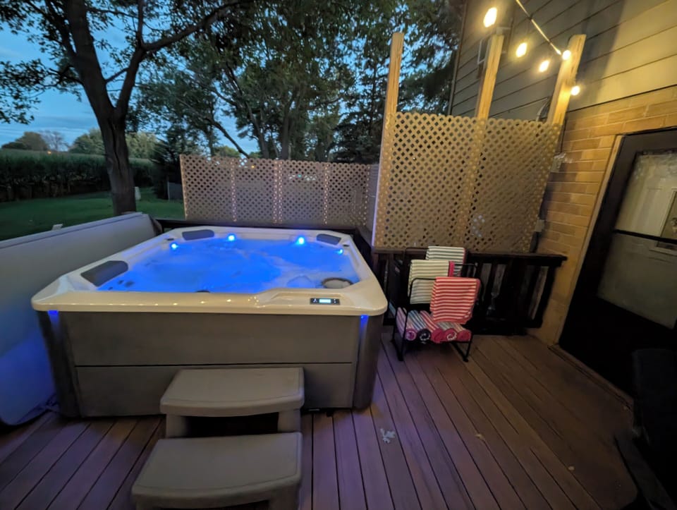 Saltwater hot tub with privacy
