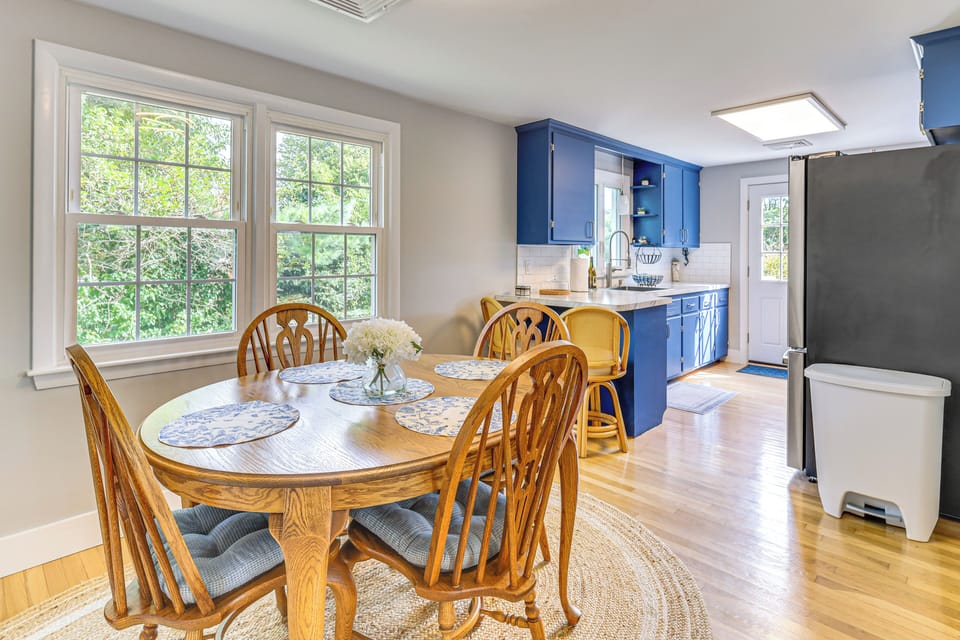 Dining Area | Main Level | Dishware/Flatware