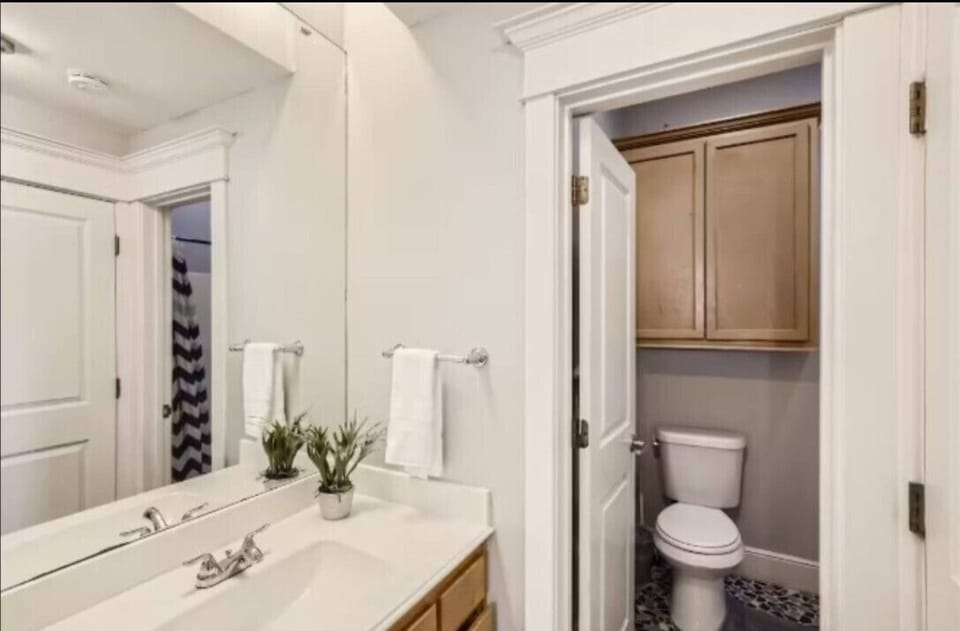 Sparkling surfaces and soft towels await you.