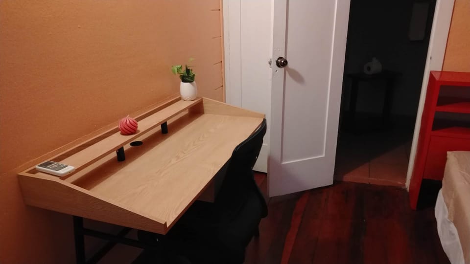 Hummingbird room - office table and chair