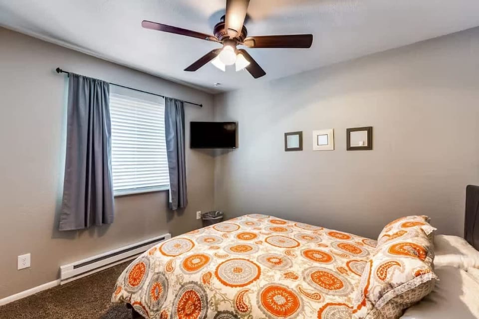 Rise-N-Shine-Rentals-Vacation-Rentals-Fort-Collins-CO-Airbnb-VRBO-2nd-bedroom-queen