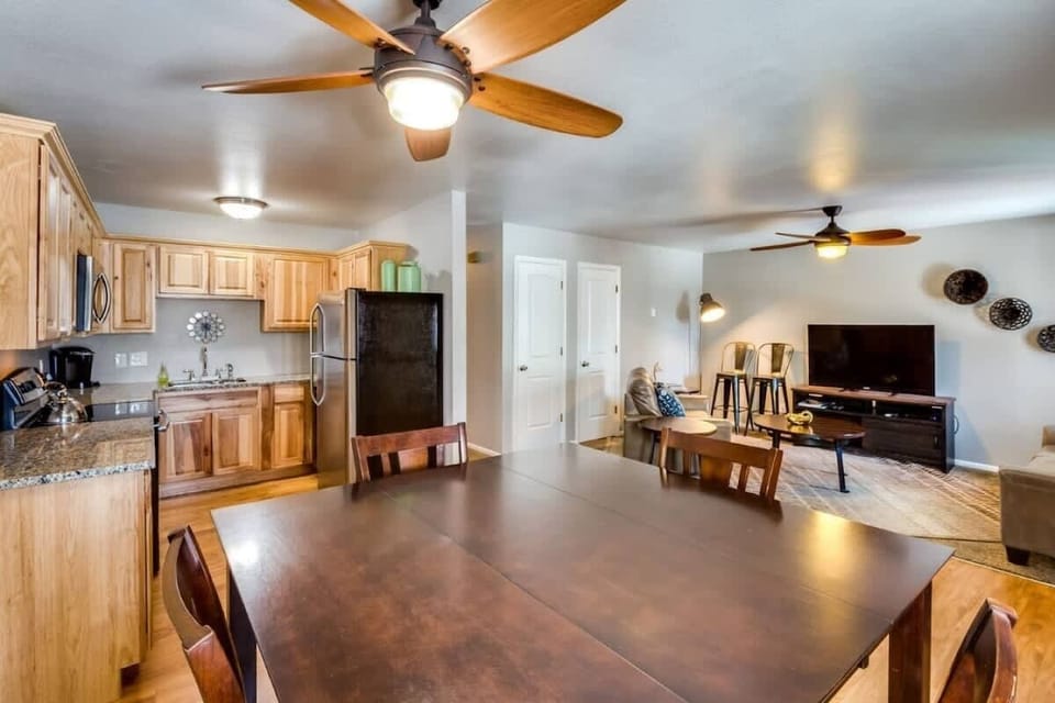 Rise-N-Shine-Rentals-Vacation-Rentals-Fort-Collins-CO-Airbnb-VRBO-Dining-Kitchen