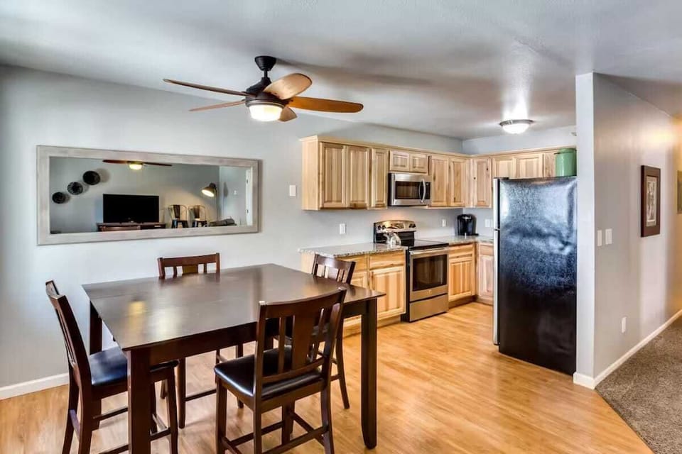 Rise-N-Shine-Rentals-Vacation-Rentals-Fort-Collins-CO-Airbnb-VRBO-Kitchen-Dining