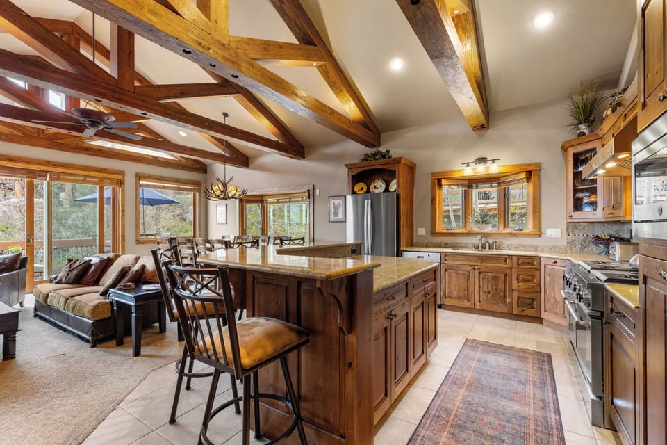 Kitchen & Dining