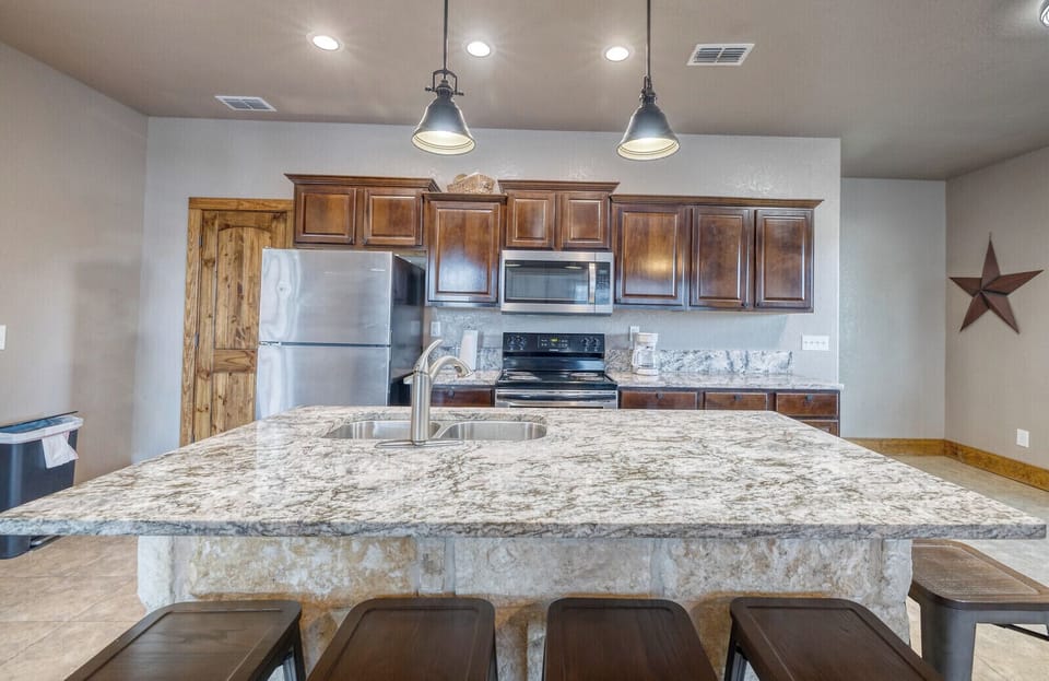 Kitchen area and bar