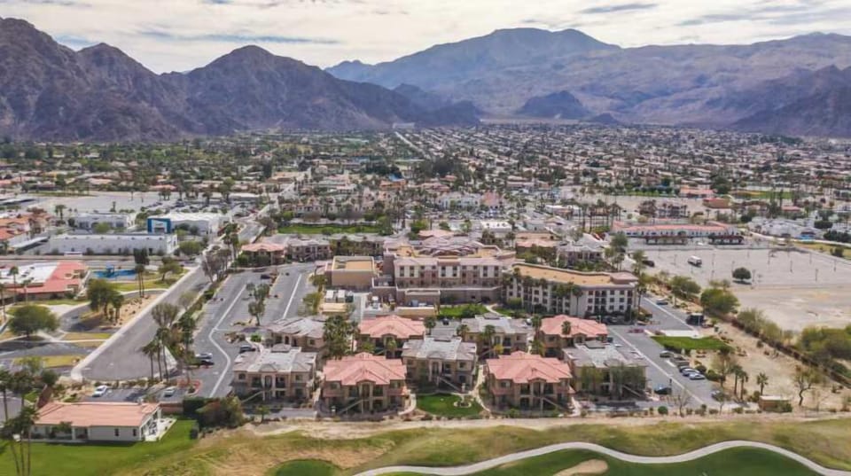 Mountain views in the heart of La Quinta