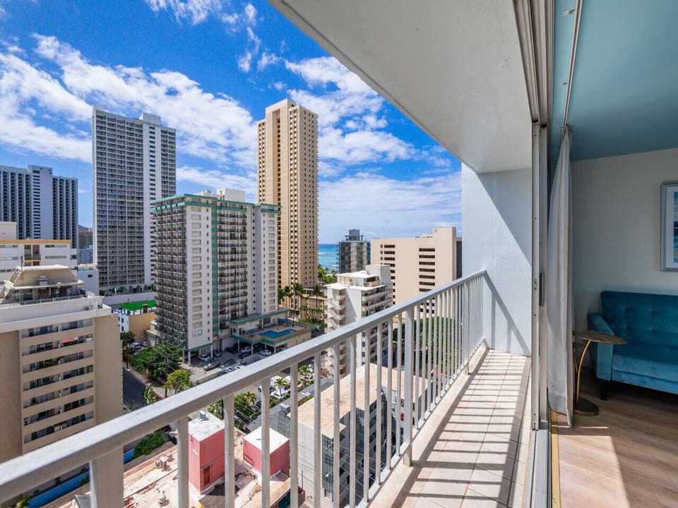 Amazing Views of the surf break and Waikiki Strip from this unit!