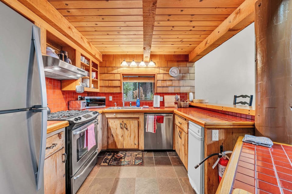 Kitchen: Drip coffee maker, kettle, blender, toaster, coffee grinder, cooking utensils, tableware