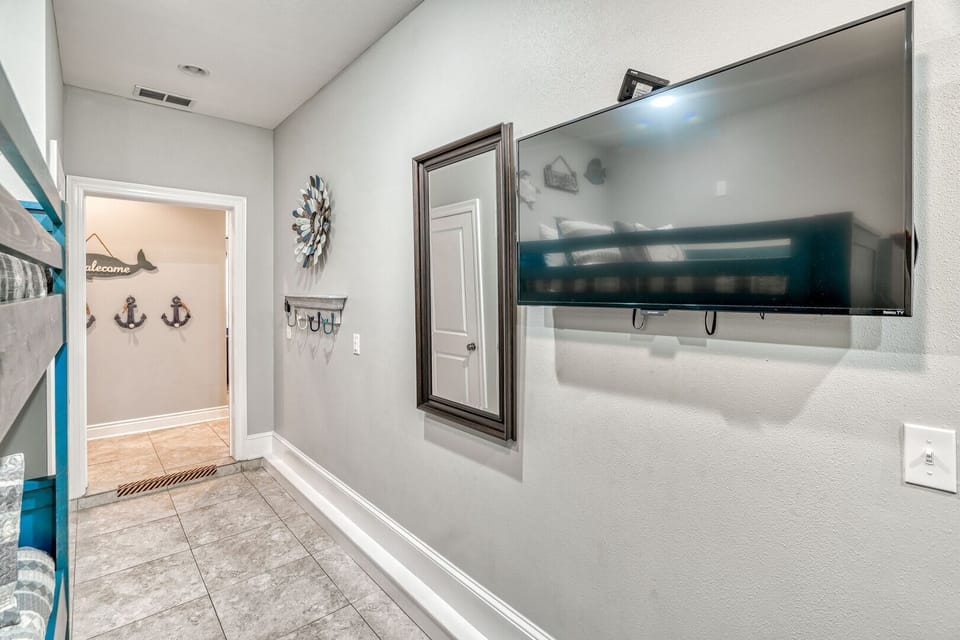 Bedroom 3 (main floor): 2 full-over-full bunk beds, Smart TV