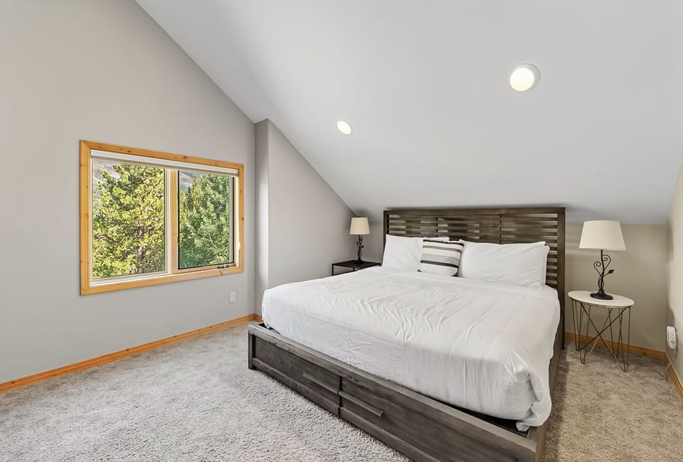 Bedroom 4: 2 full-over-full bunk beds (sleeps 8), Smart TV