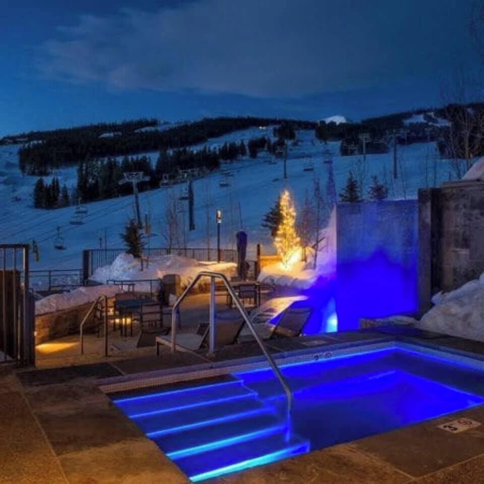 Outdoor hot tub & pool